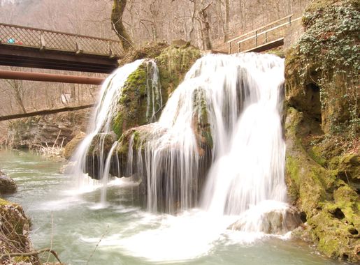 File:Cascada bigar.jpg - Wikimedia Commons