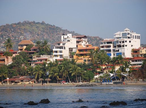 File:BeachHotelsPlayaMaderaZihua.JPG - Wikimedia Commons