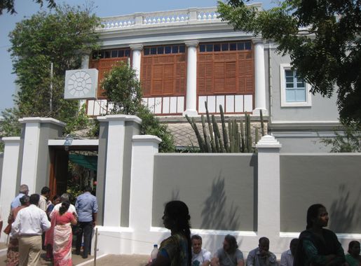 File:Entrance to Aurobindo ashram in Pondicherry.JPG - Wikipedia