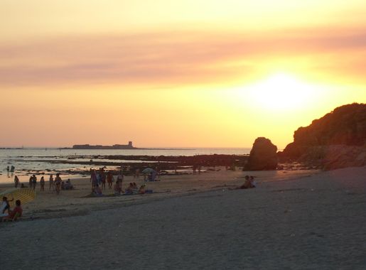 File:Playa de la Barrosa - Castillo de Sancti Petri.JPG - Wikimedia Commons