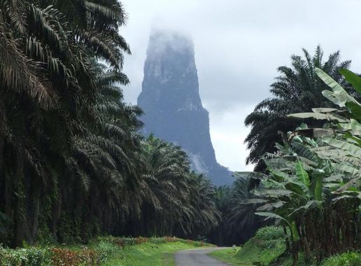 File:São Tomé - Pico Cão Grande.jpg - Wikipedia