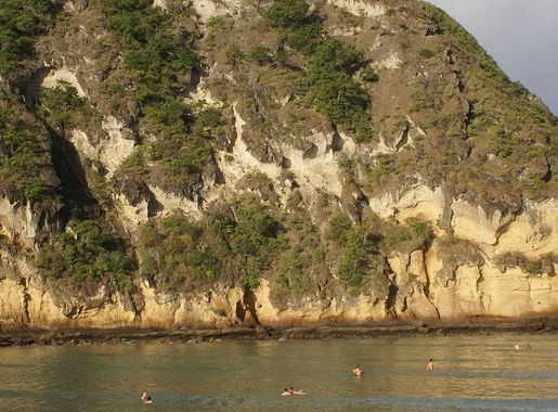 Fichier:Palagonite cliffs at Moya beach (Mayotte).JPG — Wikipédia