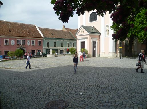 File:Hauptplatz, Hainburg an der Donau, Austria (2).jpg - Wikimedia Commons