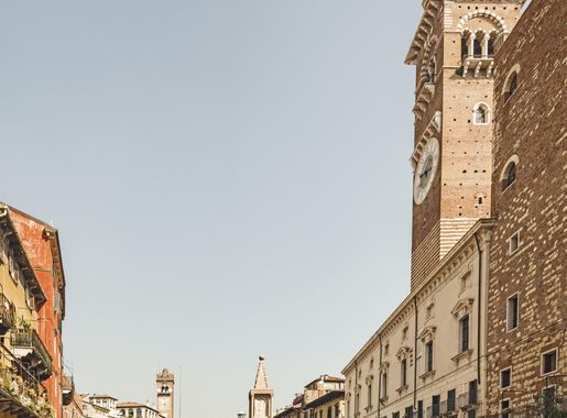 File:Piazza delle Erbe (Verona).jpg - Wikimedia Commons