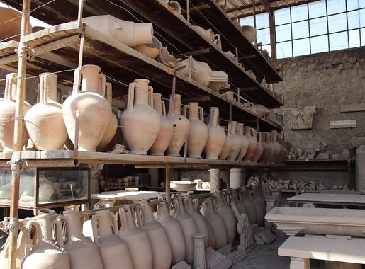 File:Pompeii Ruins Pottery Amphorae (48440679666).jpg - Wikimedia Commons