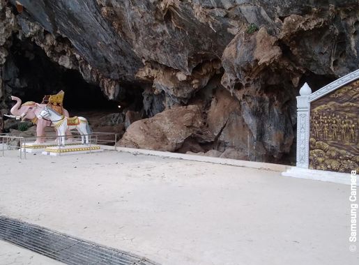 File:Tchao Anouvong Cave, Xaisomboun province, Laos.jpg - Wikipedia