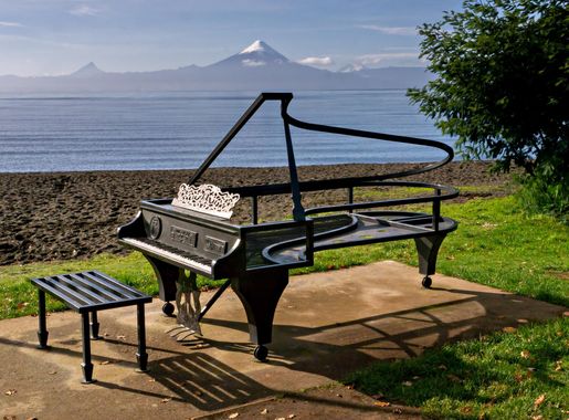 File:Frutillar Skulptur Piano-20110508-RM-111435.jpg - Wikimedia Commons
