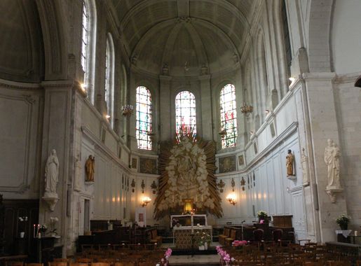 File:Eglise Saint-Acheul, Amiens nef.JPG - Wikimedia Commons
