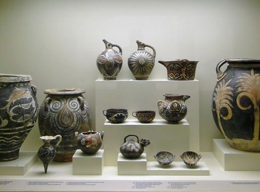 File:Kamares vases, Heraklion.jpg - Wikipedia