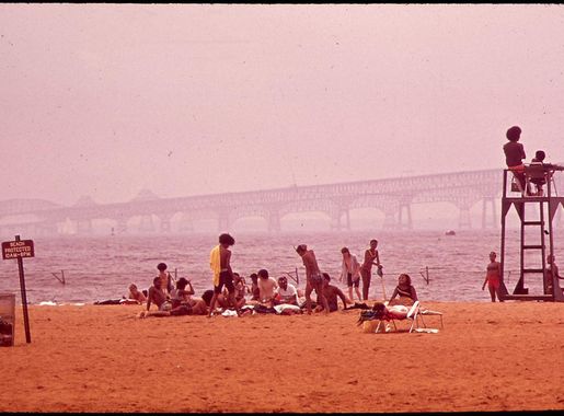 File:ON THE BEACH AT SANDY POINT STATE PARK. CHESAPEAKE BAY BRIDGES IN  BACKGROUND - NARA - 546928.jpg - Wikimedia Commons