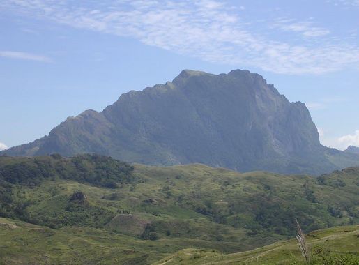 Datei:The steep, knife-edged Mt Loelaco from the Maliana-Suai road, May  2005 2.jpg – Wikipedia