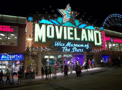 File:Clifton Hill Movieland Niagara Falls ON.jpg - Wikimedia Commons