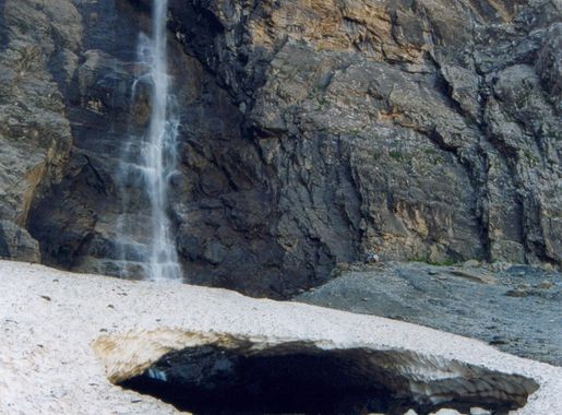 File:Gavarnie Falls 2.jpg - Wikimedia Commons