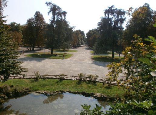 File:Giardini Pubblici Indro Montanelli - Milano - vialone interno - 01.JPG  - Wikimedia Commons