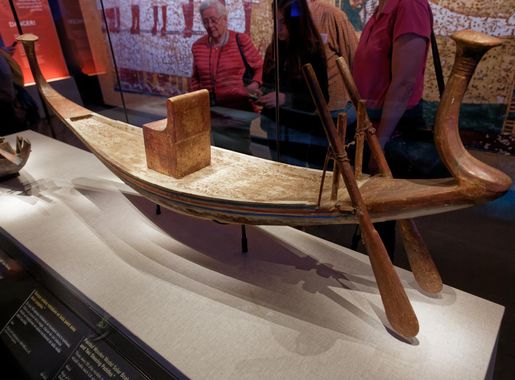 File:Paris - Toutânkhamon, le Trésor du Pharaon - Barque solaire miniature  en bois peint avec deux pagaies - 001.jpg - Wikimedia Commons