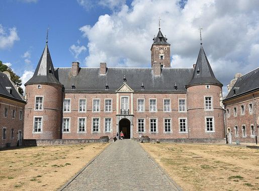 File:Waterkasteel en voorhof Alden Biesen 10-08-2018 11-41-43.jpg -  Wikimedia Commons