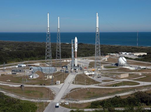 File:Atlas V 551 at Launch Pad 41.jpg - Wikipedia