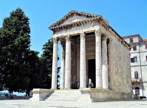 File:Augustov hram, Pula (Croatia) - istok.jpg - Wikimedia Commons