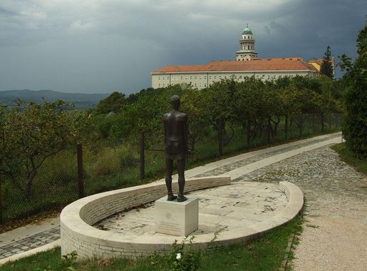 File:Pannonhalma - stutue and archabbey.JPG - Wikimedia Commons