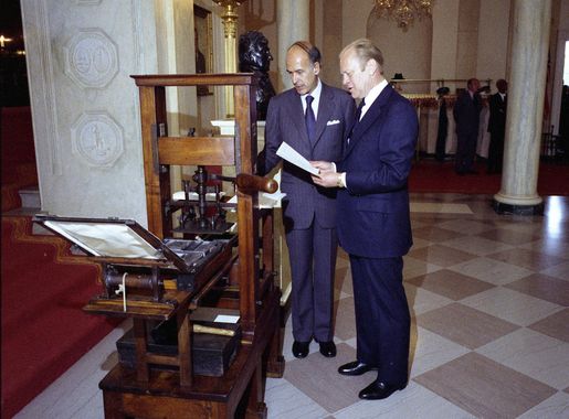 File:President Gerald R. Ford and French President Valery Giscard d'Estaing  Examining an Antique Printing