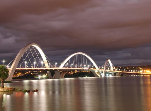 Ficheiro:Hora mágica no lago Paranoá e Ponte JK em Brasília.jpg –  Wikipédia, a enciclopédia livre