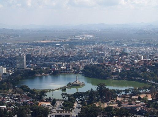 File:View of lake anosy in Antananarivo Madagascar 2013.JPG - Wikimedia  Commons