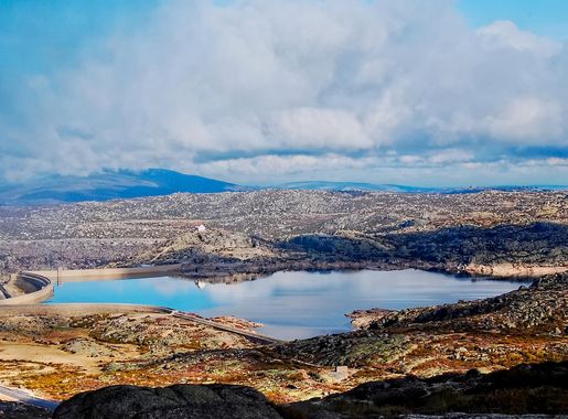 File:Barragem da Lagoa Comprida.jpg - Wikimedia Commons
