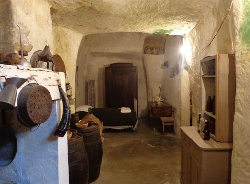 File:Casa Grotta di Vico Solitario 02.jpg - Wikimedia Commons