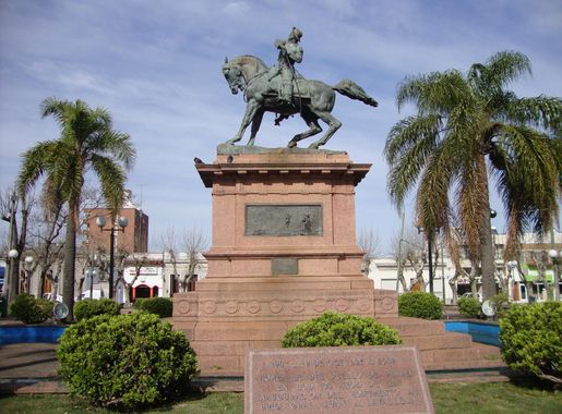Archivo:Monumento a Lavalleja-Plaza Libertad.JPG - Wikipedia, la  enciclopedia libre