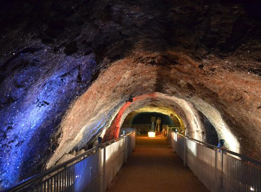 File:Khewra Salt Mine - Crystal Deposits on the mine walls.jpg - Wikipedia