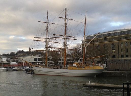 File:Three-masted barque Kaskelot of Bristol (1948) & Arnolfini building,  City Docks, Bristol 10.12.2013 003 (11339853876).jpg - Wikimedia Commons