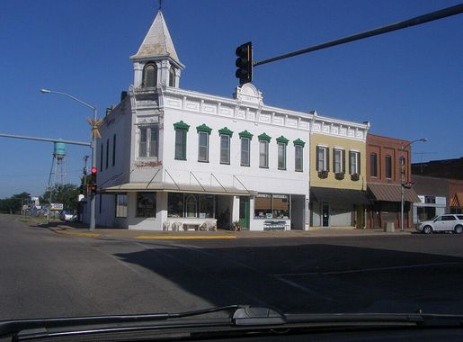 File:Ellinwood (west of Great Bend) P5310456.JPG - Wikimedia Commons
