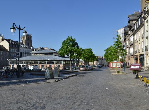File:Place des Lices, Rennes, dimanche 15 mai 2016.jpg - Wikimedia Commons