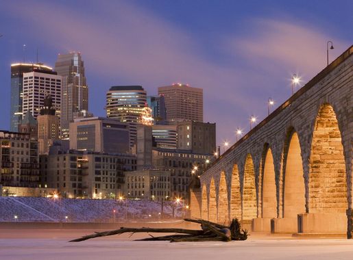 File:Minneapolis on Mississippi River.jpg - Wikimedia Commons