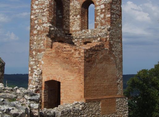 File:Castle of Csesznek 2.JPG - Wikimedia Commons