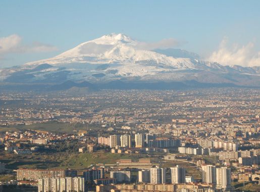 File:Mt Etna and Catania.JPG - Wikimedia Commons