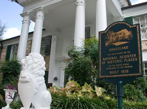 File:Graceland mansion.jpg - Wikimedia Commons