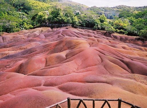 File:Chamarel-SevenColours.jpg - Wikimedia Commons