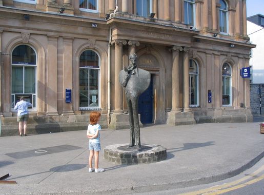 File:Sligo-Statue de Yeats devant la Bank of Ulster.JPG - Wikimedia Commons