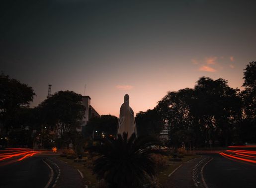 File:Monumen Bambu Runcing Surabaya.jpg - Wikimedia Commons