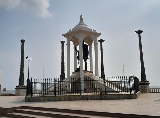 File:Mahatma Gandhi statue, Rock Beach.jpg - Wikimedia Commons