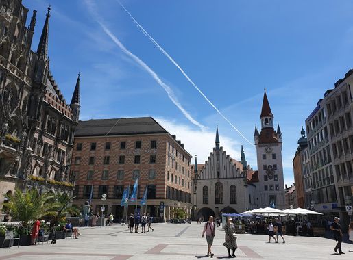 File:Marienplatz mit Kaufhaus Ludwig Beck und Spielzeugmuseum in München  2021-06-27.jpg - Wikimedia Commons