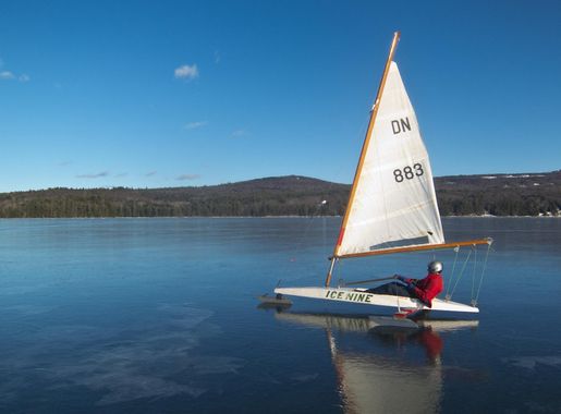 File:DN ice boat--Ice Nine--Lake Sunapee NH.jpg - Wikimedia Commons