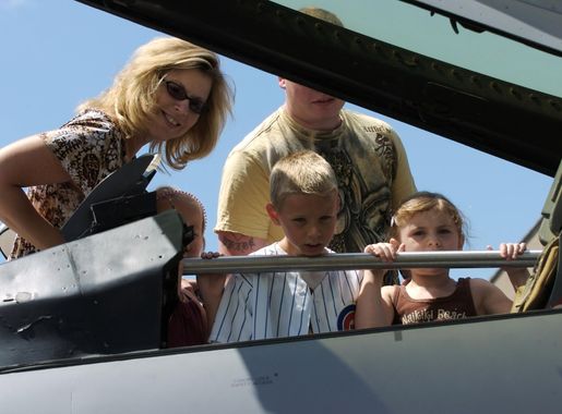Airmen land at Omaha zoo for Air Force Week > Offutt Air Force Base >  Article Display