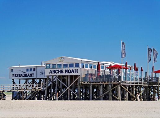 File:SPO Pfahlbau Strand 2010.jpg - Wikimedia Commons