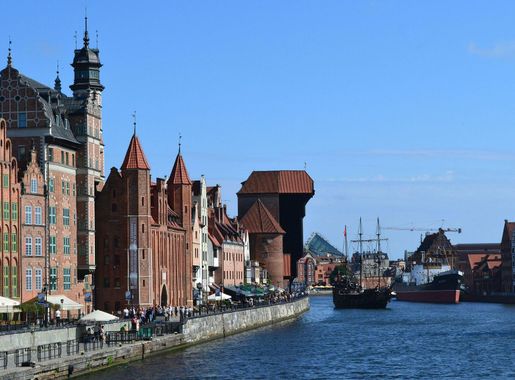 File:Długie Pobrzeże Street in Main Town of Gdańsk on the Motława River.jpg  - Wikimedia Commons