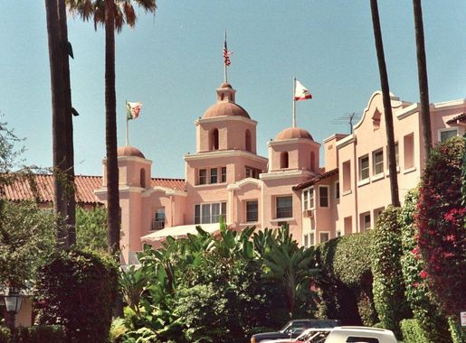 File:The Beverly Hills Hotel, 1989 (2086903257) (cropped).jpg - Wikimedia  Commons