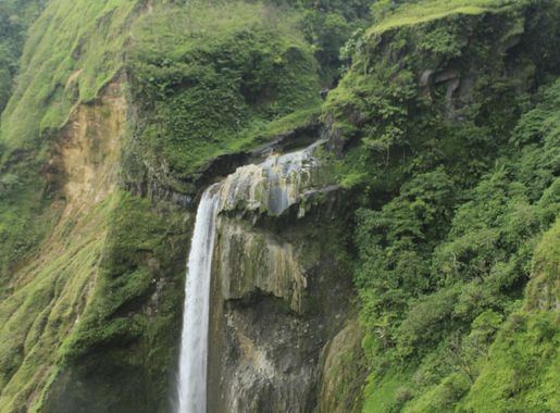 File:Penimbungan Waterfall,.jpg - Wikimedia Commons