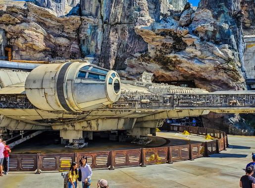 File:Millennium Falcon Star Wars Galaxy's Edge Disneyland Resort in Anaheim,  California (48512627247).jpg - Wikimedia Commons