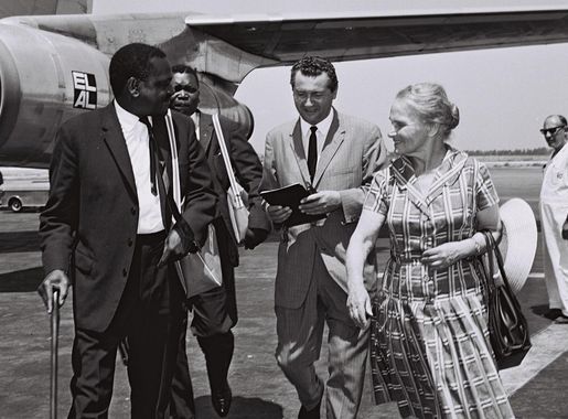 File:Ruth Hecktin with Nyirenda. D656-093.jpg - Wikimedia Commons